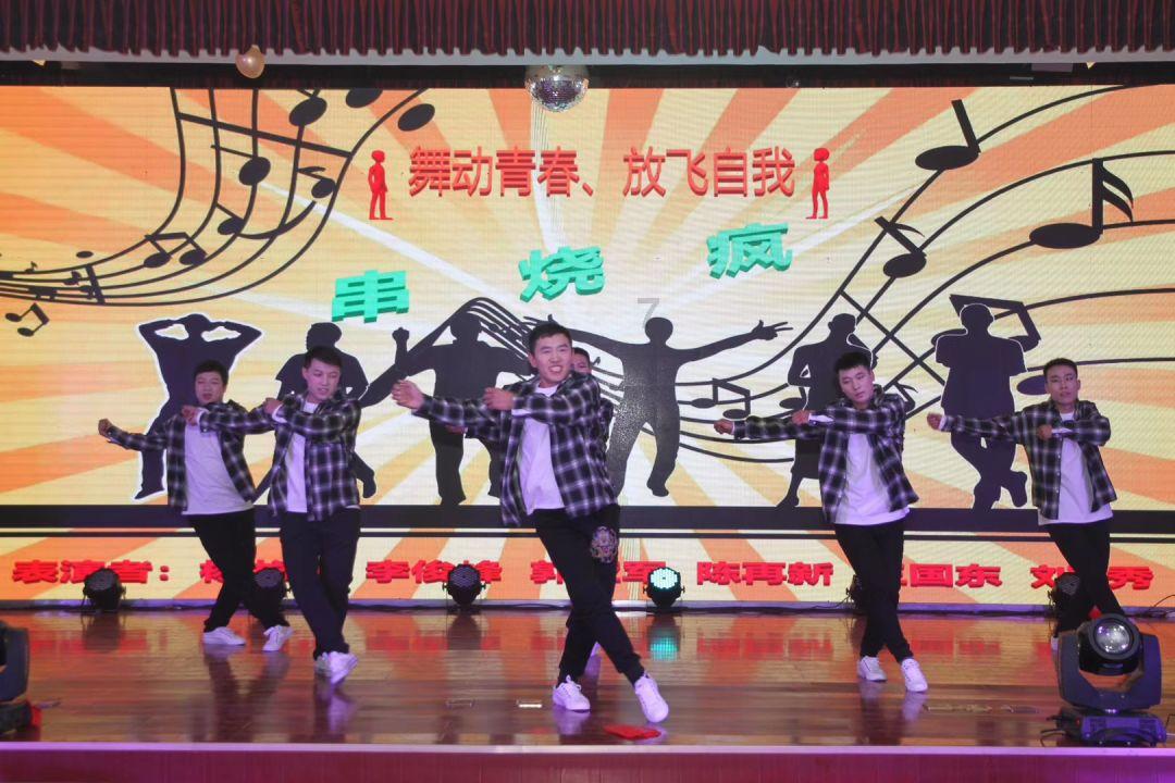 俄媒:军用运输机坠毁地发现疑似导弹碎片